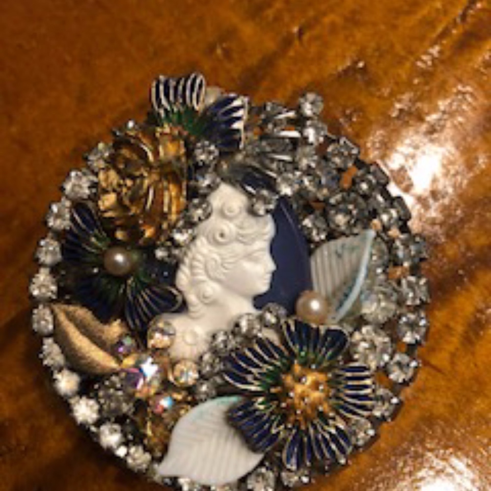 Signes Cameo & rhinestone pin